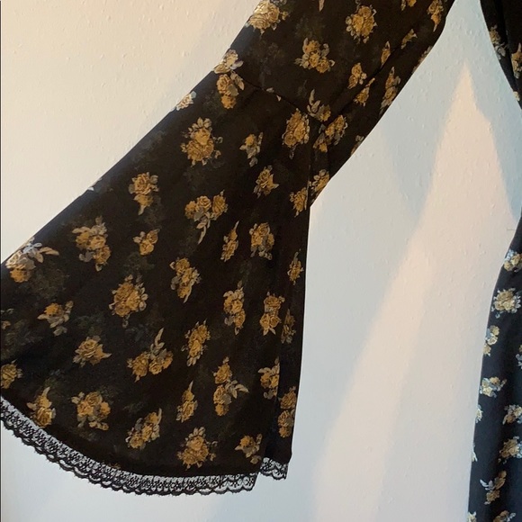 LUXE Floral Romper - Picture 6 of 8